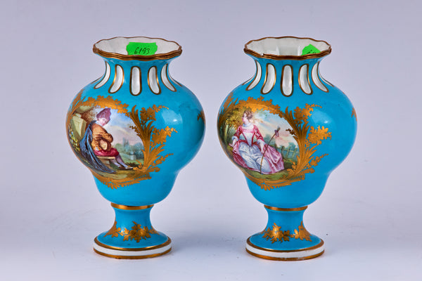 Pareja de jarrones de porcelana azul de Sevres pintados a mano con decoración policromada