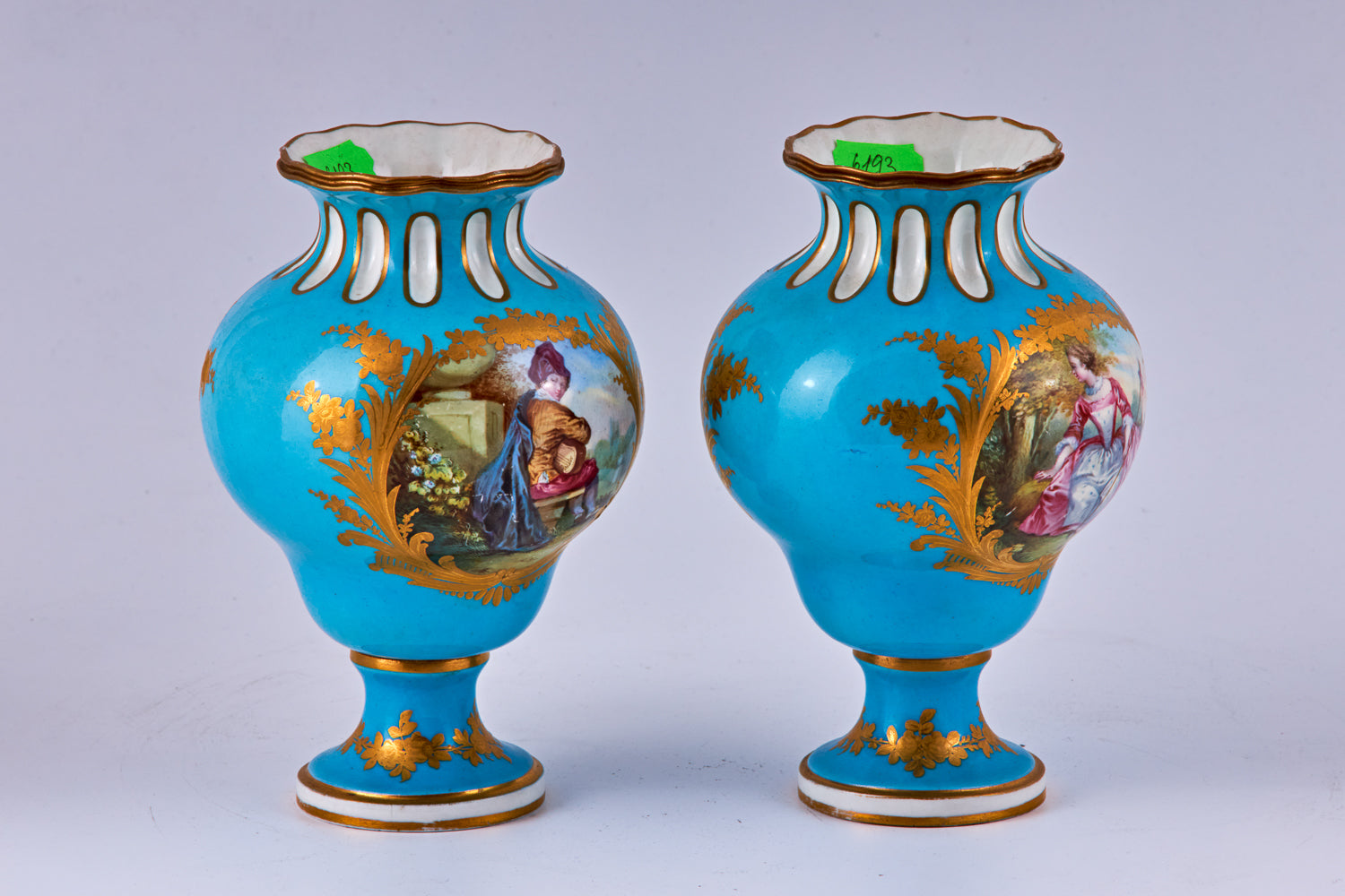 Pareja de jarrones de porcelana azul de Sevres pintados a mano con decoración policromada