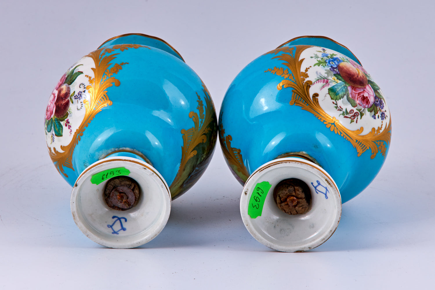 Pareja de jarrones de porcelana azul de Sevres pintados a mano con decoración policromada