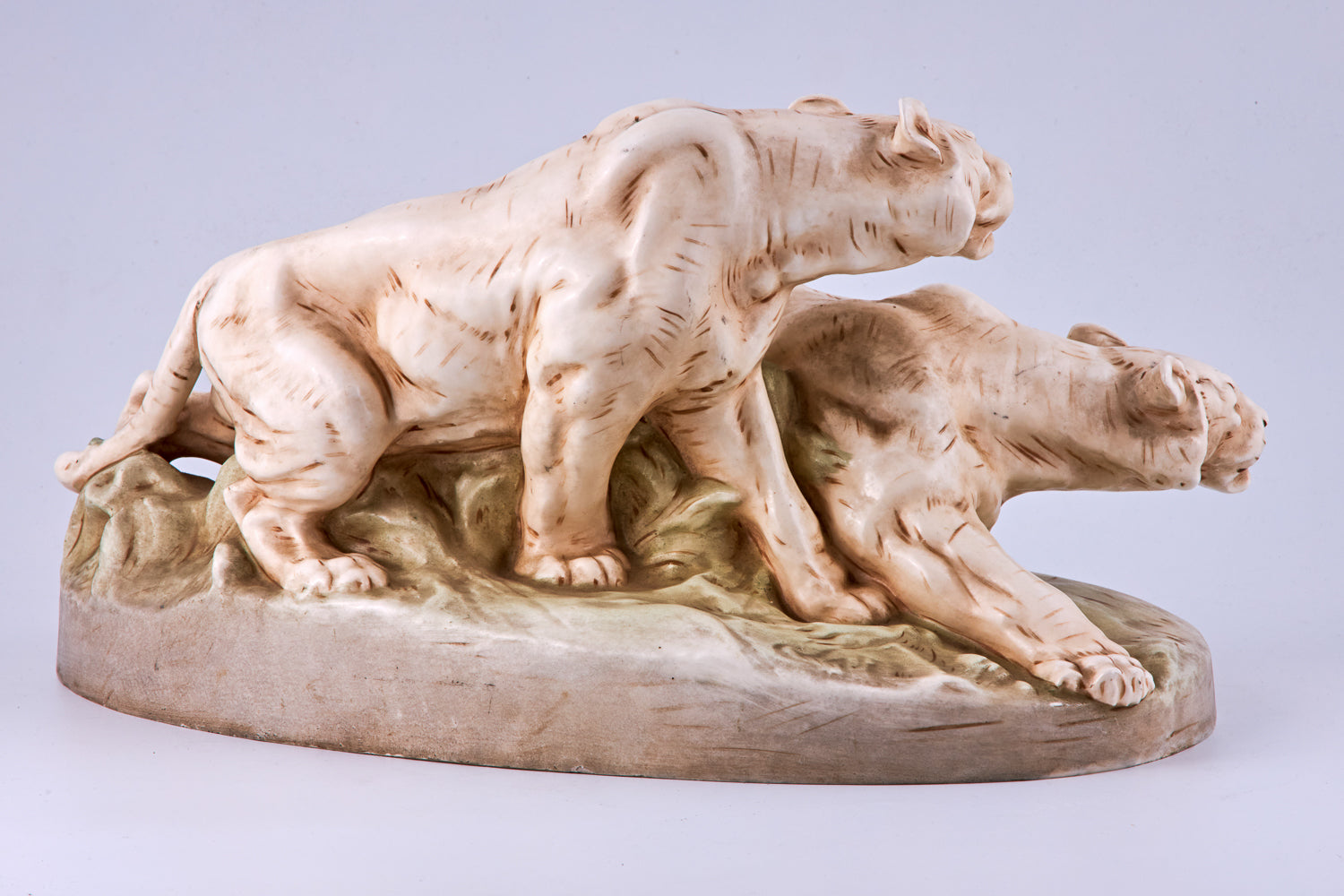 Escultura minimalista de porcelana de dos tigres.