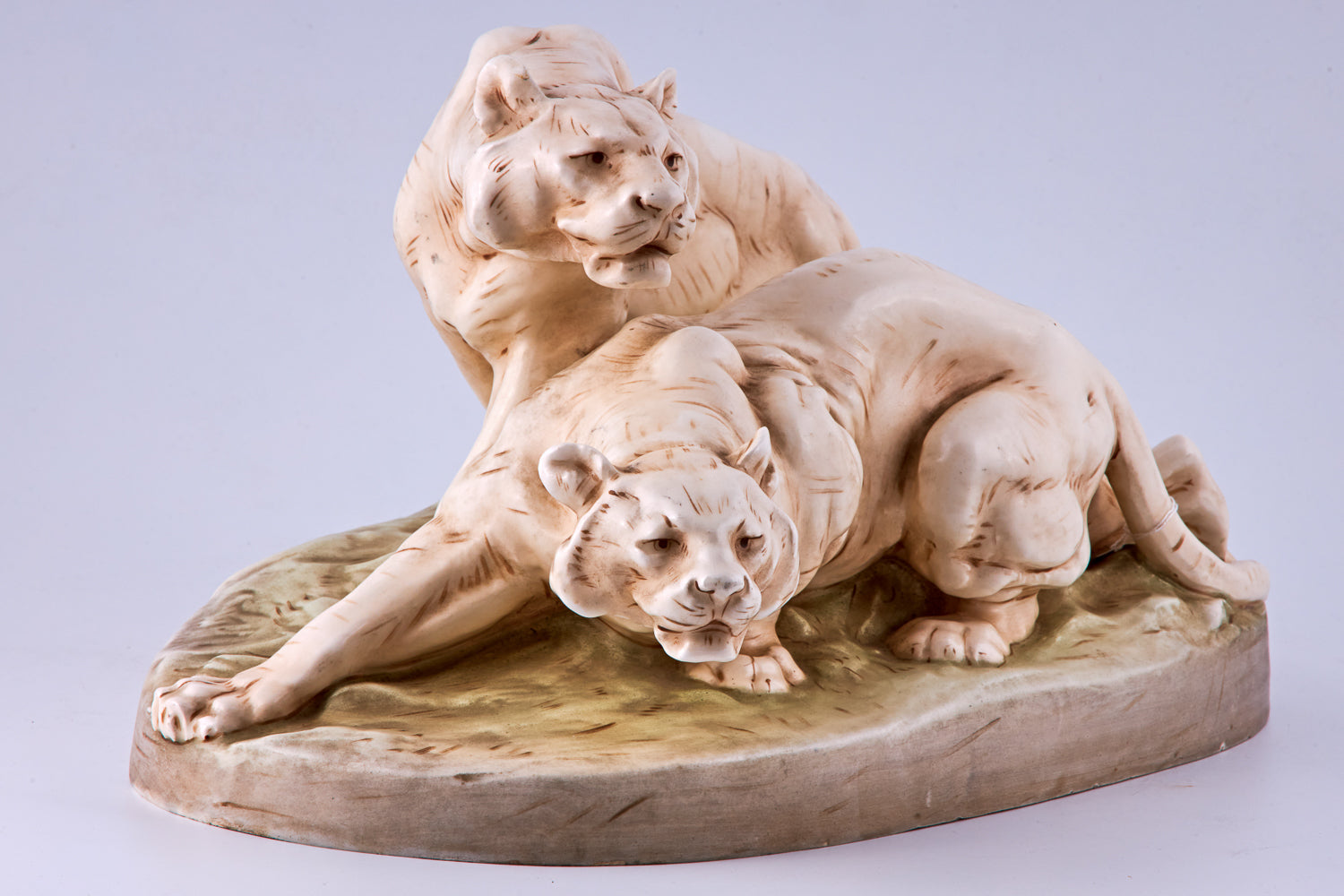 Escultura minimalista de porcelana de dos tigres.