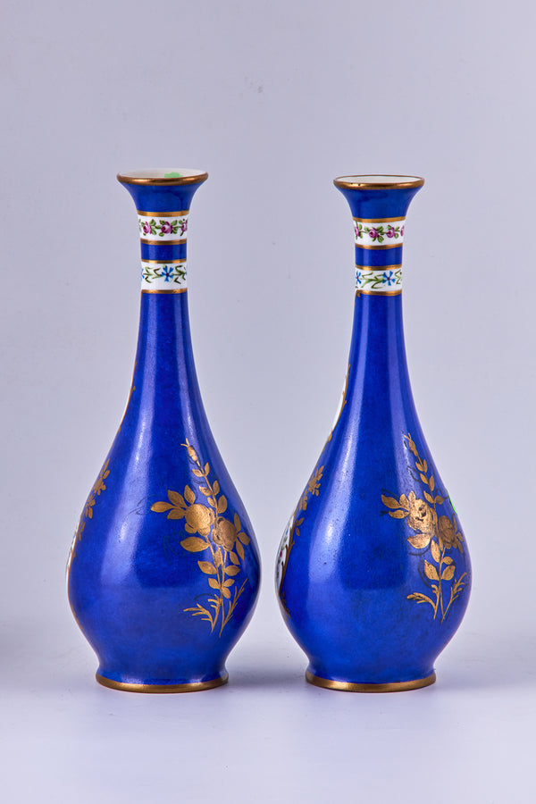 Par de antiguos jarrones de porcelana Limoges azul cobalto pintados a mano