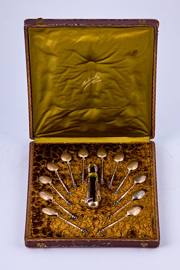 十二茶匙純銀套裝，裝在天鵝絨襯裡的展示盒中
