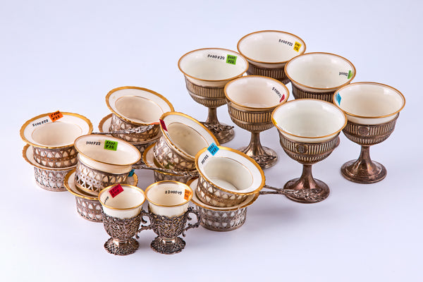 Conjunto de porcelana vintage LENOX de 18 artículos decorados con adornos dorados y montados en soportes de plata de ley.