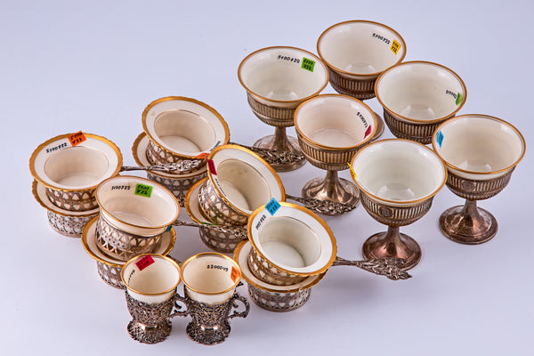 Conjunto de porcelana vintage LENOX de 18 artículos decorados con adornos dorados y montados en soportes de plata de ley.