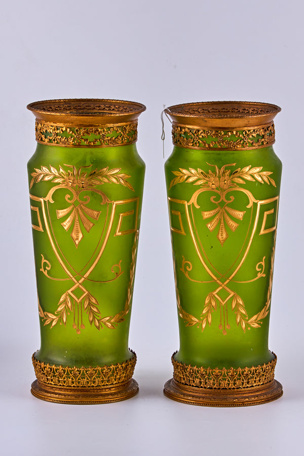 一對黃銅和鑲嵌磨砂玻璃花瓶