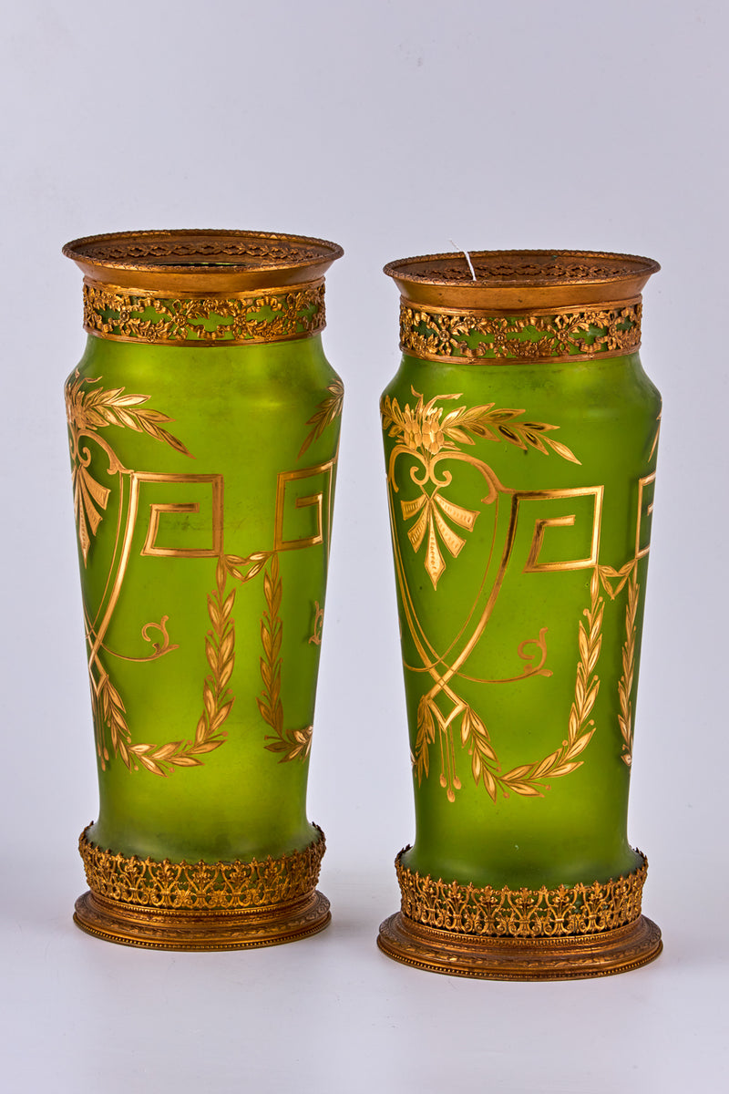 一對黃銅和鑲嵌磨砂玻璃花瓶