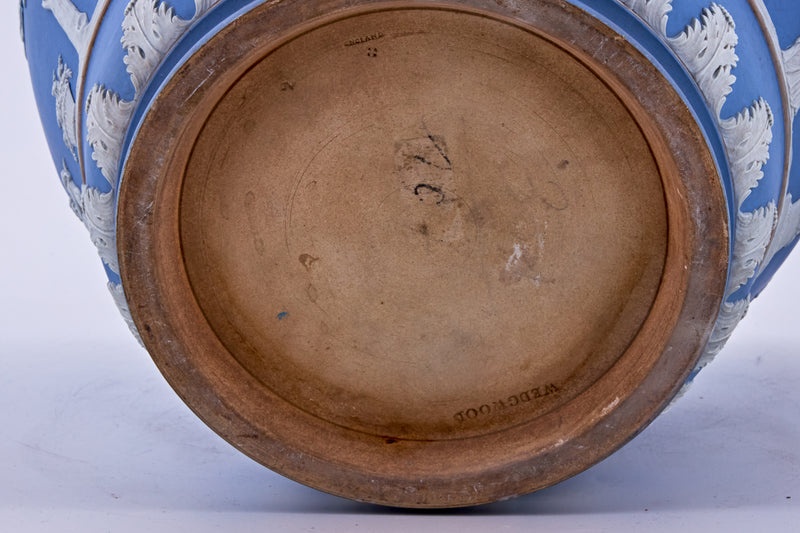 Wedgwood jasperware vase pot with porcelain stucco of neoclassical motif