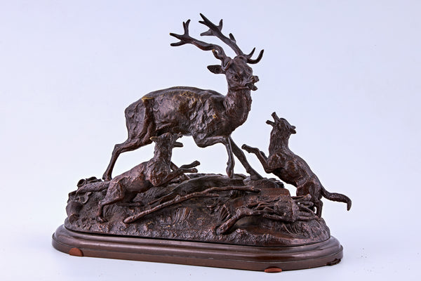 狩獵場景的生鏽青銅雕塑