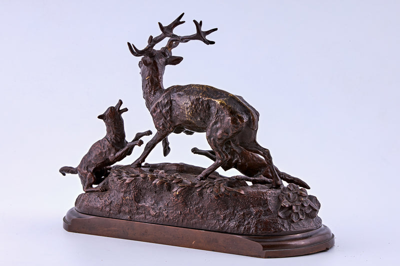 Escultura de bronce patinado de una escena de caza.