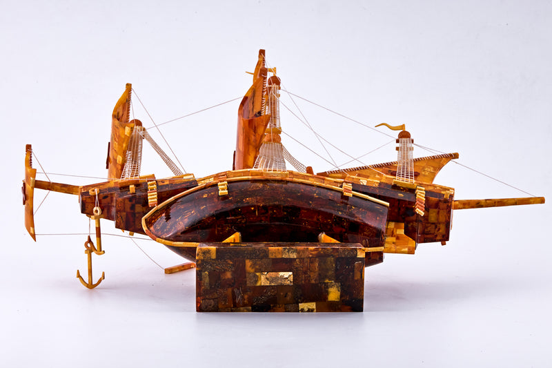 手工雕刻的西班牙大帆船