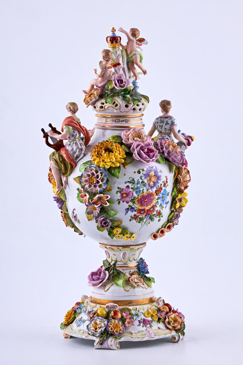 Jarrón de porcelana con flores de estuco y motivos rococó.