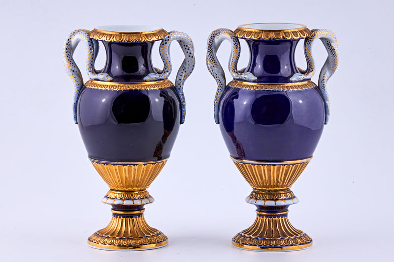 恩斯特·奧古斯特鈷藍色邁森瓷花瓶，鍍金，帶有複雜的蛇形手柄“Schlangenhenkel”