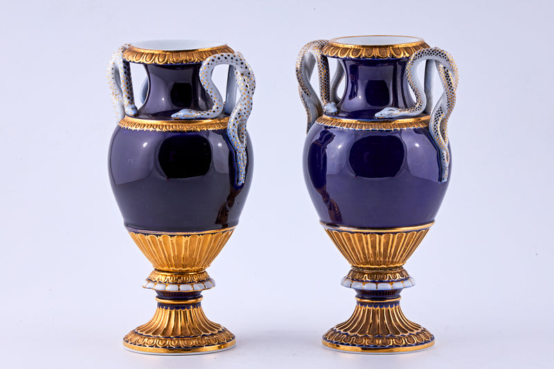 Ernst August cobalt blue Meissen porcelain vases, gold-plated with intricate snake-shaped handles "Schlangenhenkel”