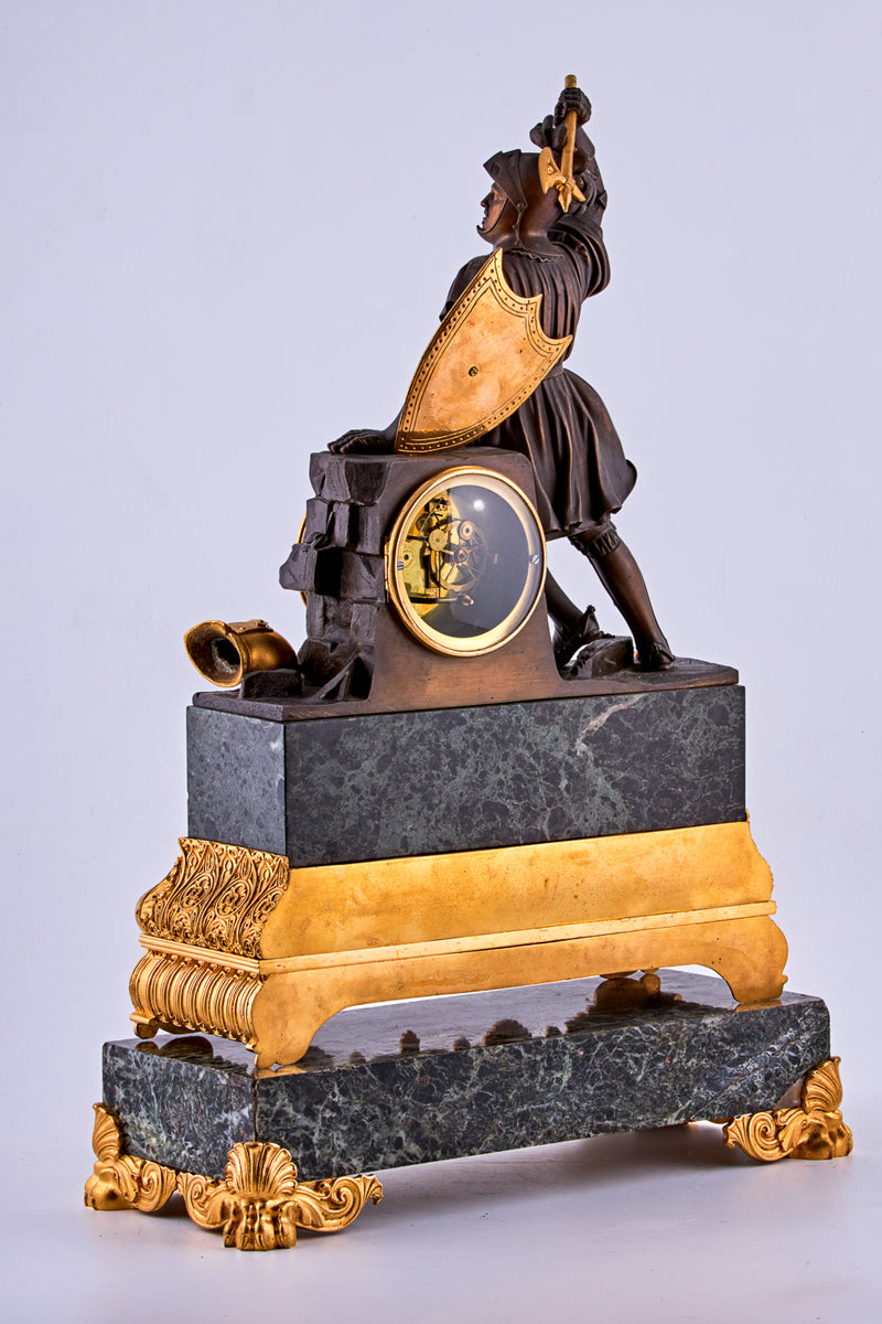 Reloj neoclásico francés con figura de caballero en bronce dorado