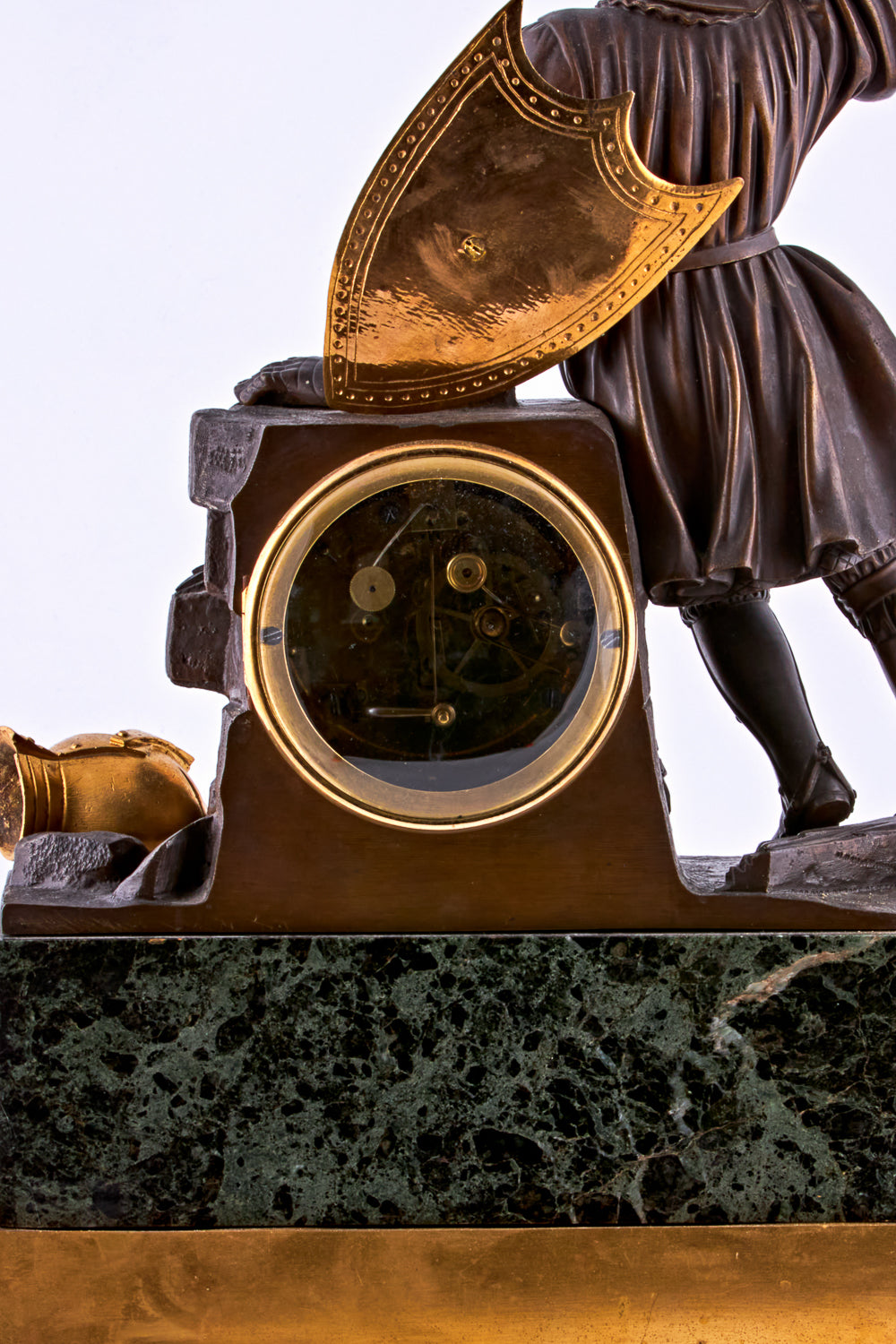 Reloj neoclásico francés con figura de caballero en bronce dorado