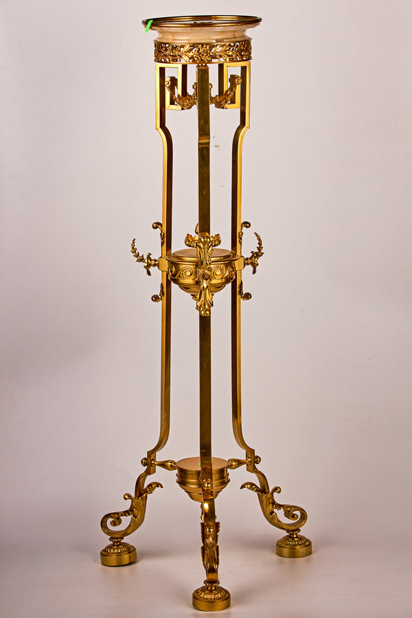 Consola de bronce bañada en oro con tablero de mármol.