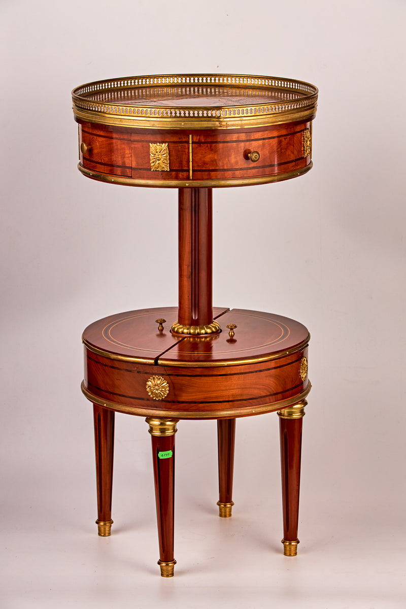 Consola Art Déco de palisandro con cajones y elementos decorativos de bronce dorado.