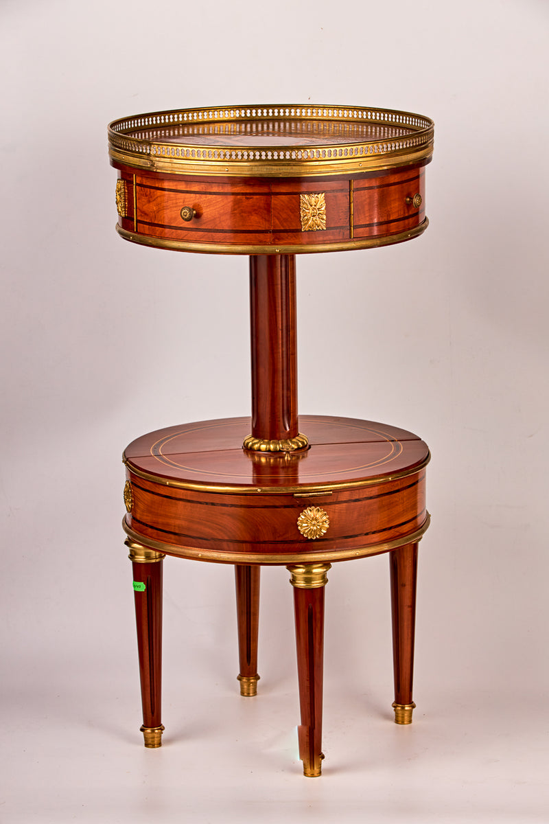 Consola Art Déco de palisandro con cajones y elementos decorativos de bronce dorado.