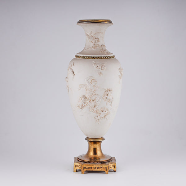 Neoclassical salon vase with motifs of Venera and Amors