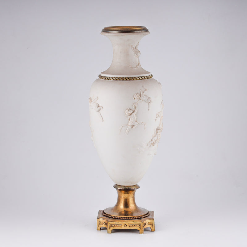 Neoclassical salon vase with motifs of Venera and Amors
