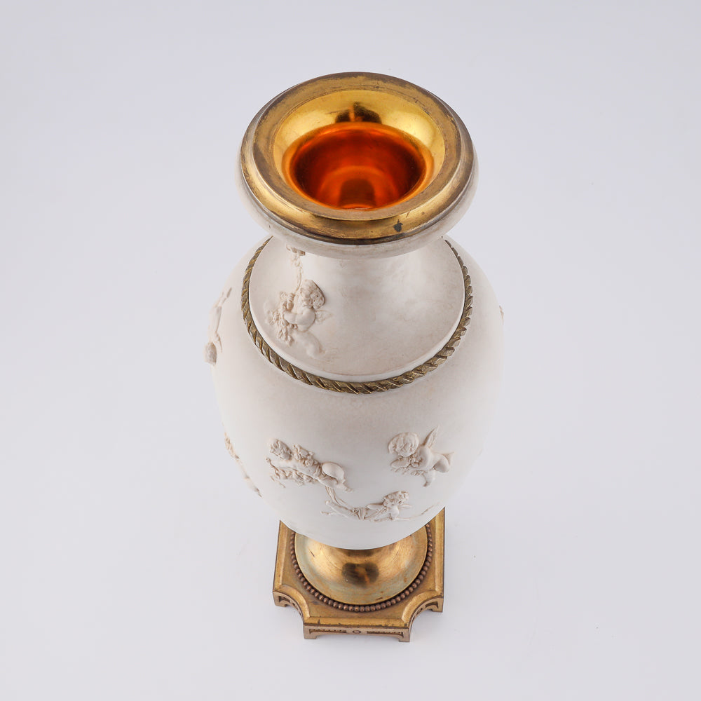 Neoclassical salon vase with motifs of Venera and Amors