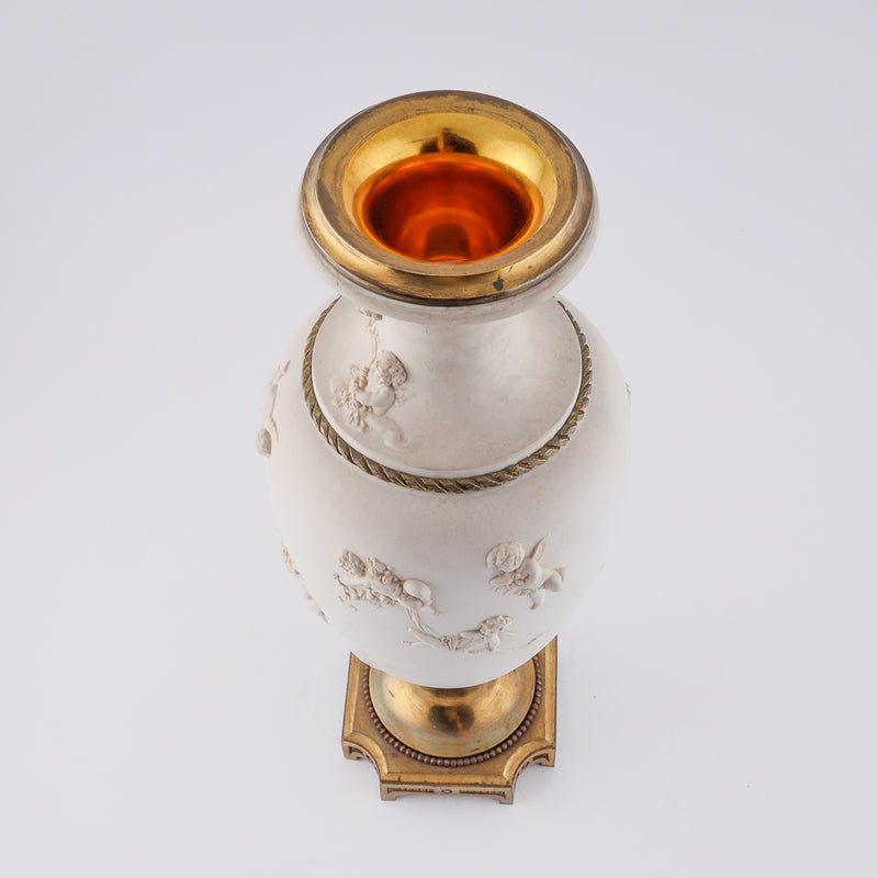 Neoclassical salon vase with motifs of Venera and Amors