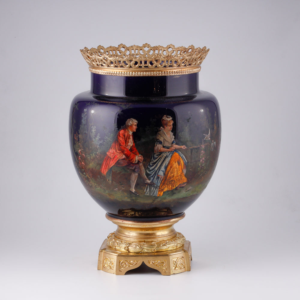 Maceta de porcelana del siglo XIX con adornos de bronce dorado.