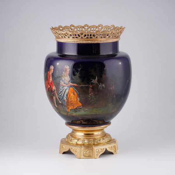 Maceta de porcelana del siglo XIX con adornos de bronce dorado.