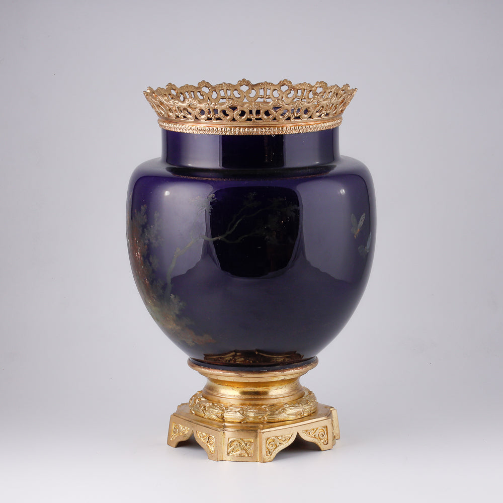 Maceta de porcelana del siglo XIX con adornos de bronce dorado.