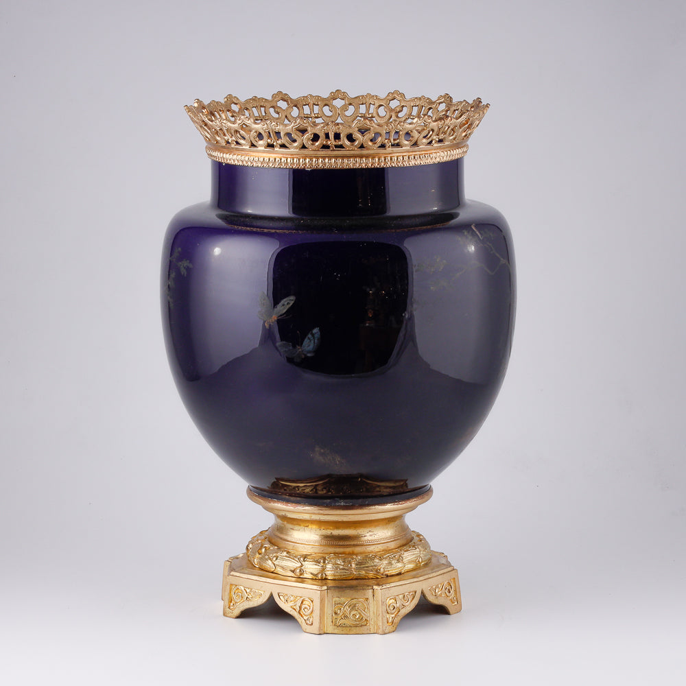 Maceta de porcelana del siglo XIX con adornos de bronce dorado.
