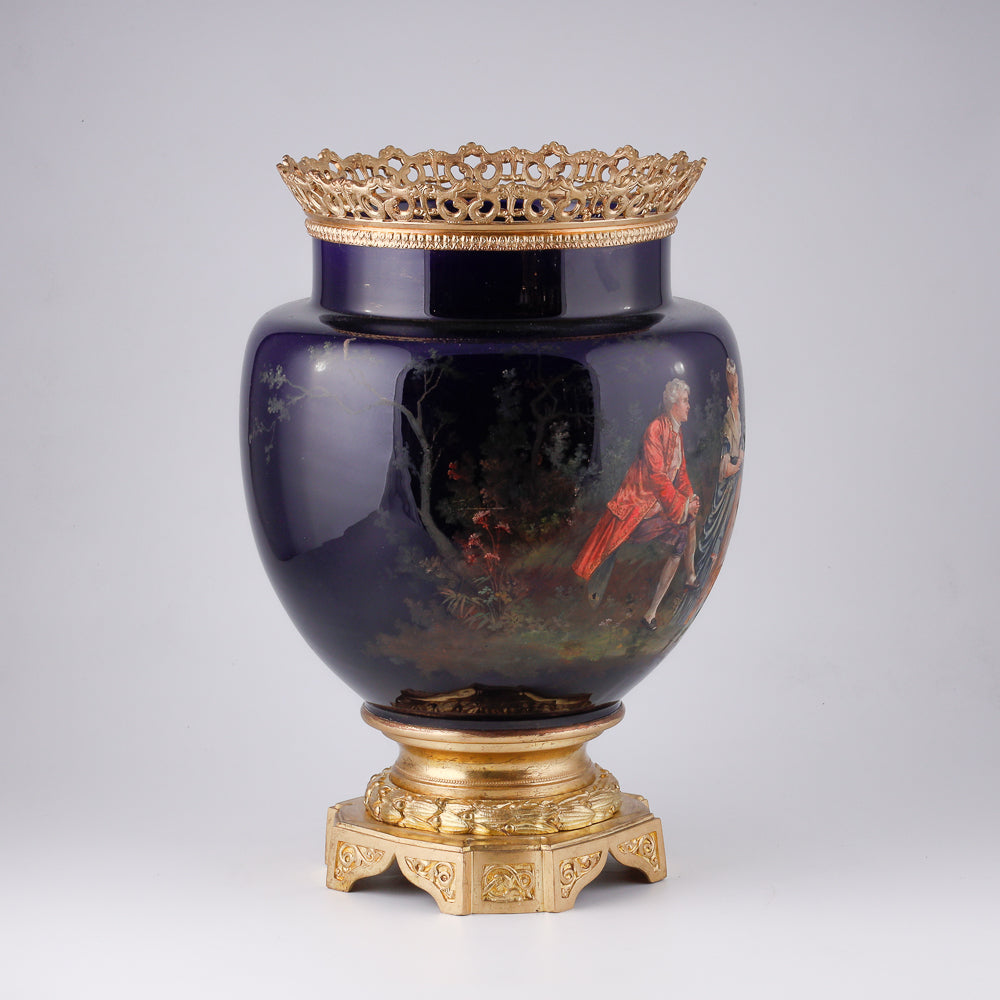 Maceta de porcelana del siglo XIX con adornos de bronce dorado.