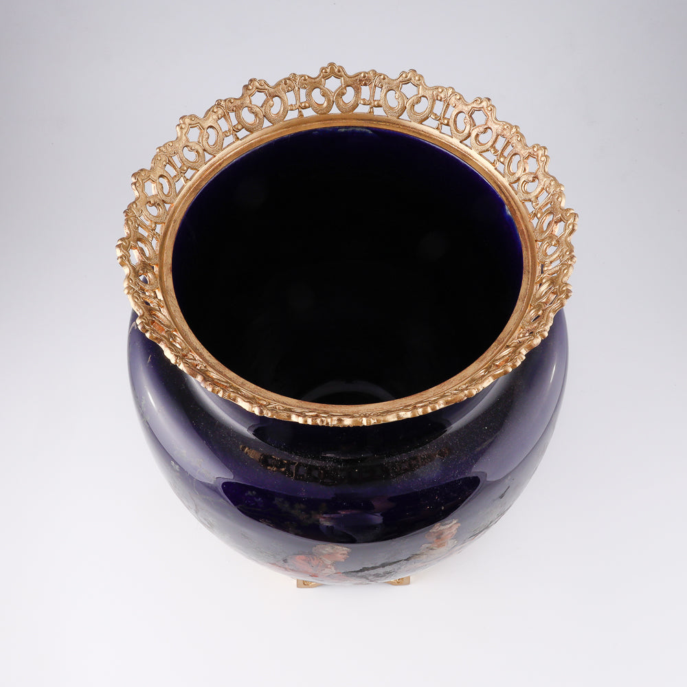 Maceta de porcelana del siglo XIX con adornos de bronce dorado.