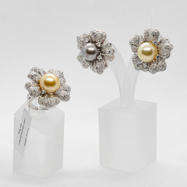 Joyas de oro blanco de 18 quilates engastadas con diamantes y perlas cultivadas de los Mares del Sur.