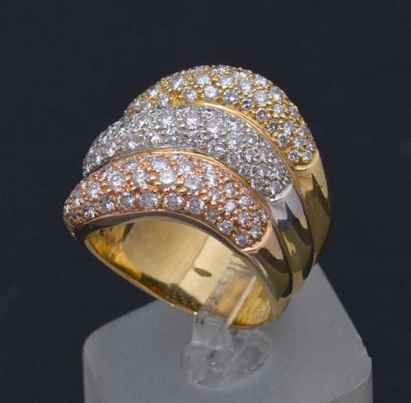 18K 金戒指，鑲嵌天然鑽石