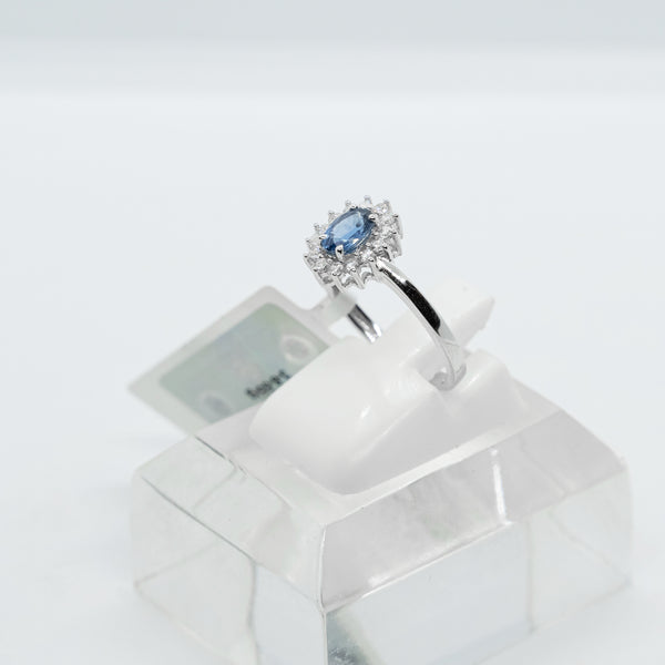 Anillo de oro blanco de 18 quilates engastado con un zafiro azul natural y diamantes naturales.