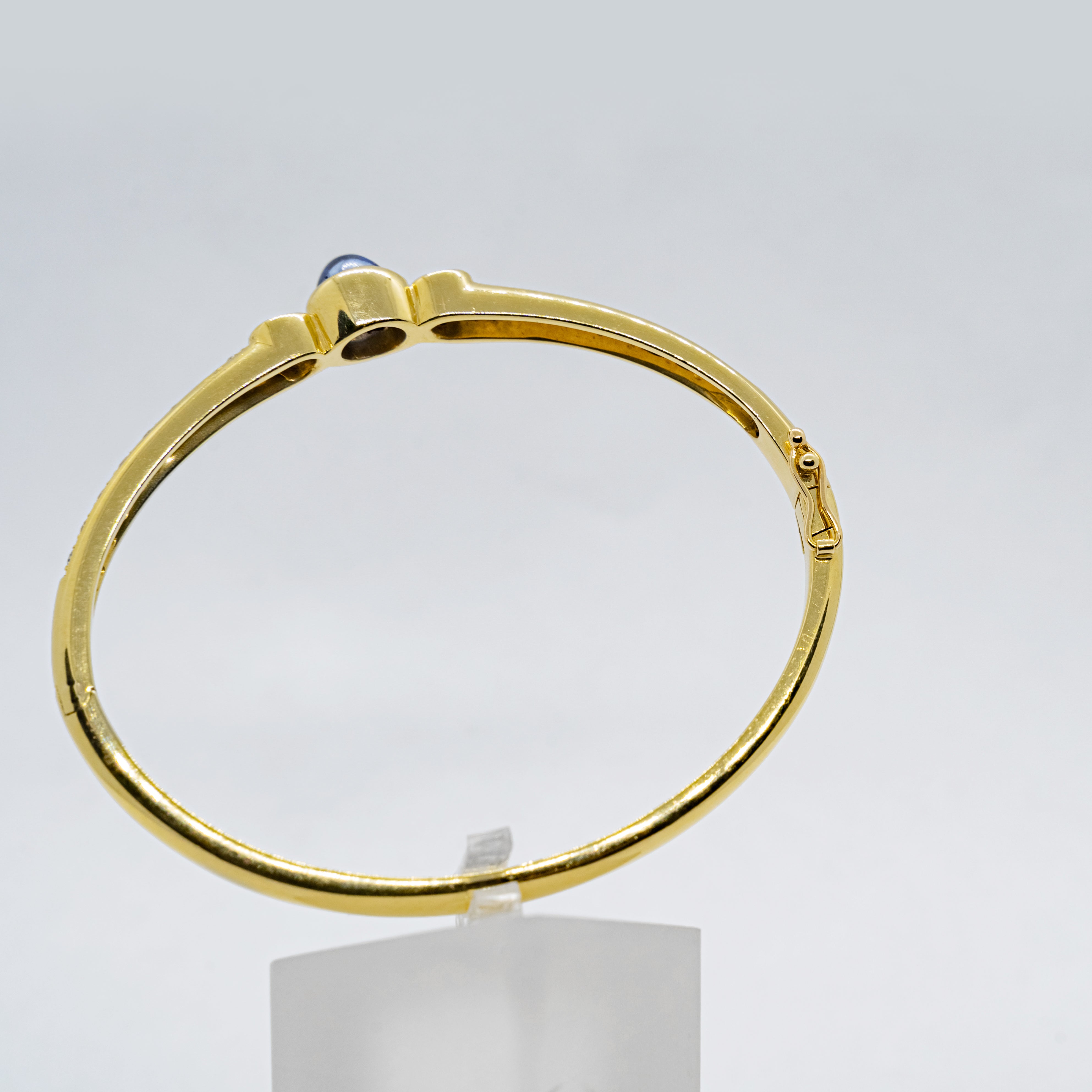 Pulsera vintage de oro amarillo de 18k con diamantes naturales y un zafiro natural.
