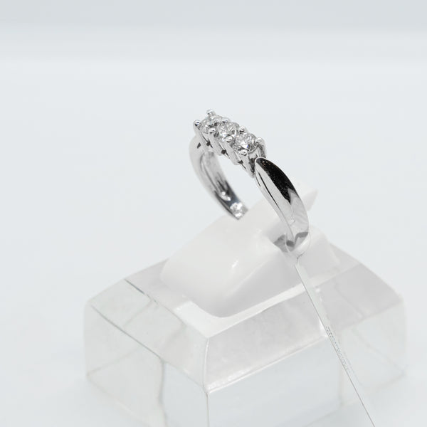 18K 白金「過去、現在、未來」戒指，鑲嵌三顆天然鑽石