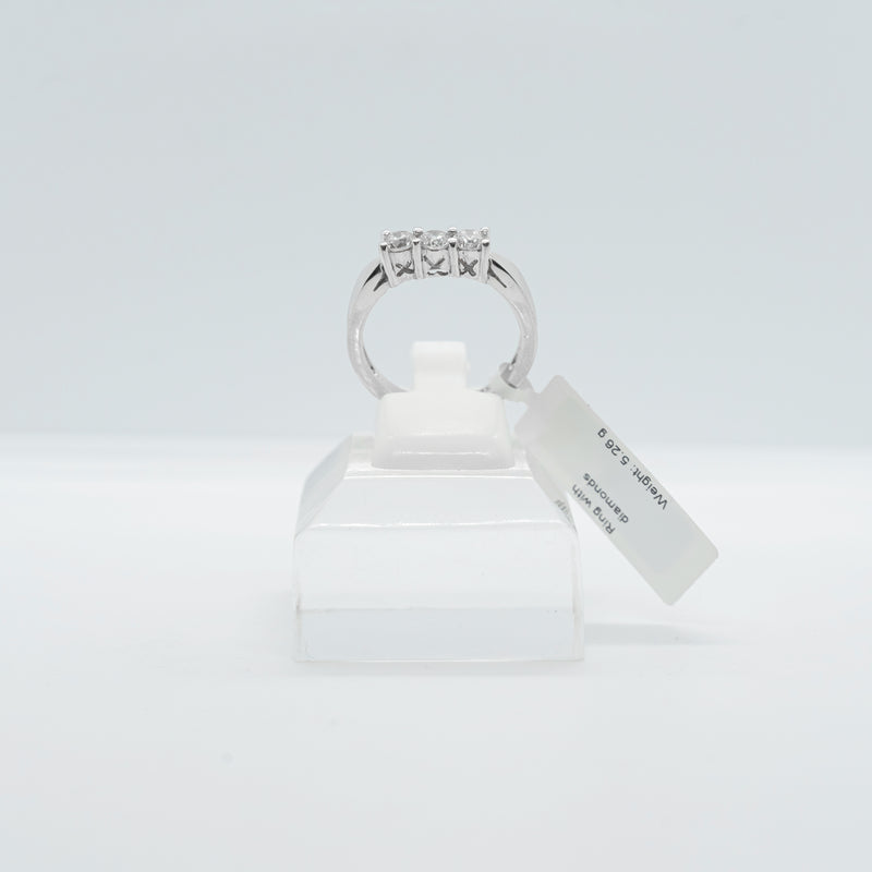 Anillo "Pasado, Presente, Futuro" de oro blanco de 18k engastado con tres diamantes naturales