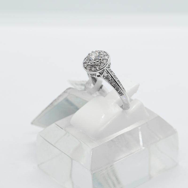18K 白金戒指，鑲嵌天然鑽石