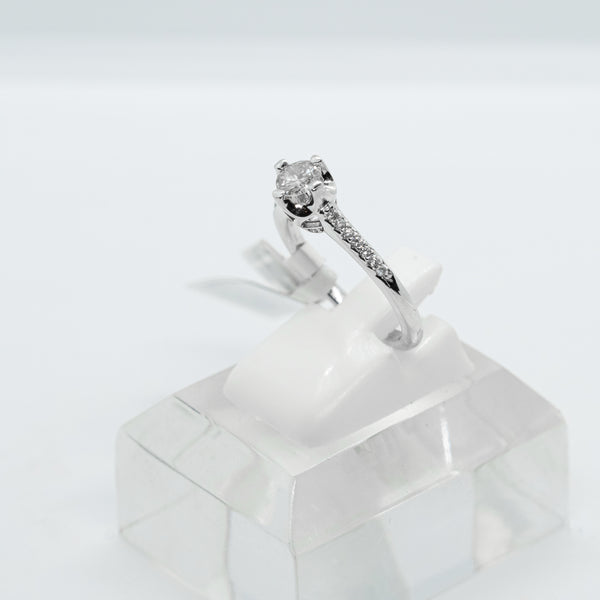 18K 白金訂婚戒指，鑲嵌天然鑽石