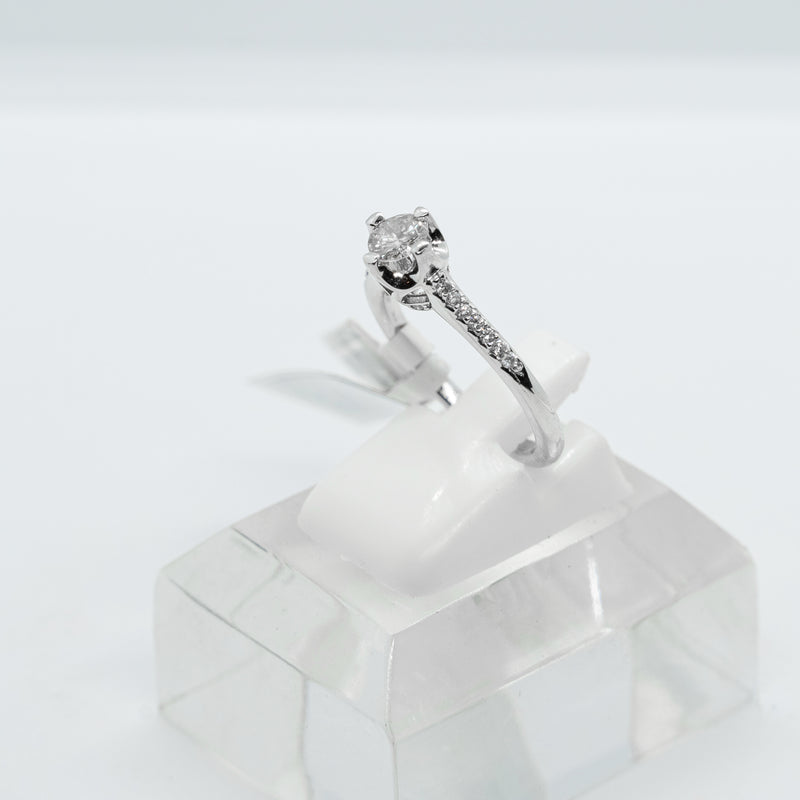 Anillo de compromiso de oro blanco de 18k engastado con diamantes naturales