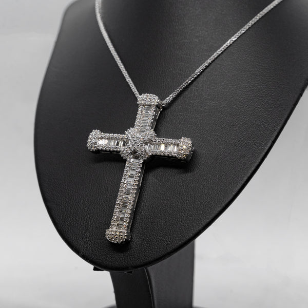18k 白金項鍊，附鑽石十字架吊墜，鑲嵌 2,30 CTW 天然鑽石