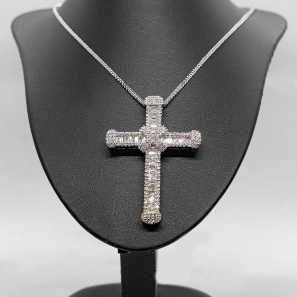 18k 白金項鍊，附鑽石十字架吊墜，鑲嵌 2,30 CTW 天然鑽石