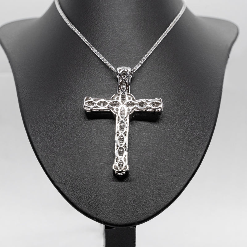 18k white gold Necklace with a diamond cross pendant set with 2,30CTW of natural diamonds