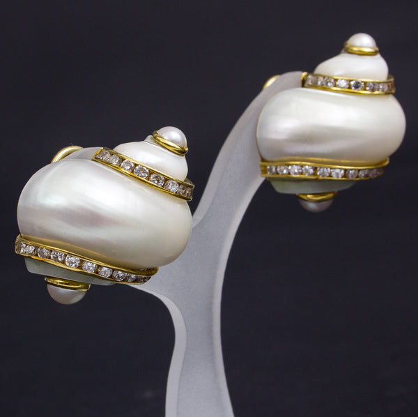 Un par de pendientes Turbo Shell vintage con perlas cultivadas de Seaman Schepps