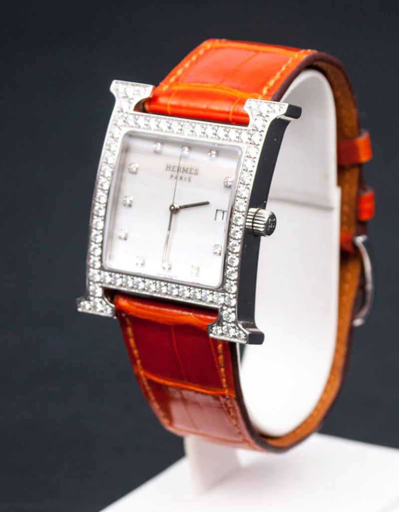 Reloj de pulsera Hermes con esfera de diamantes plateada y caja de diamantes.
