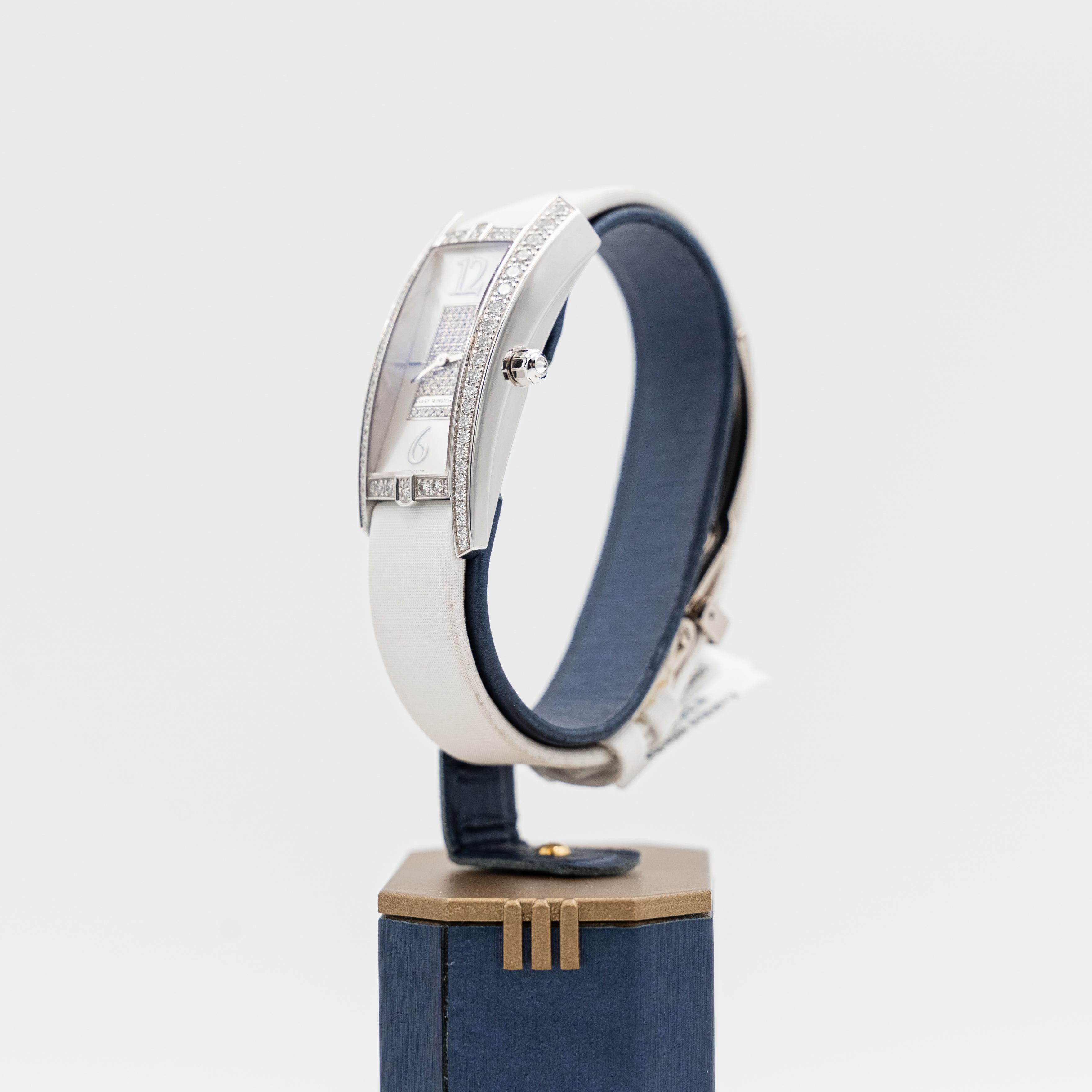 Harry Winston Avenue Quartz 18k Gold White Gold Ladies Watch Watch set con diamantes. Número de eferencias: AveqHM21WW002