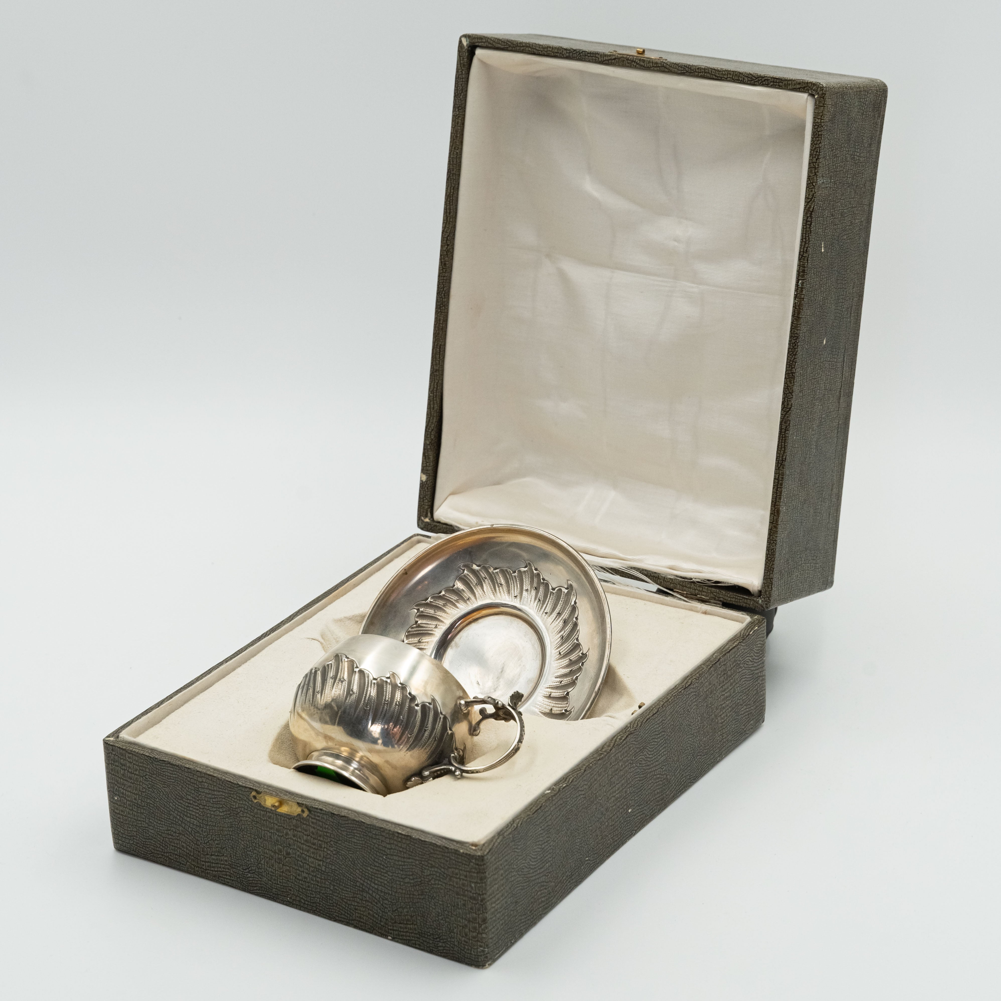 Taza de té francesa antigua de plata con platillo