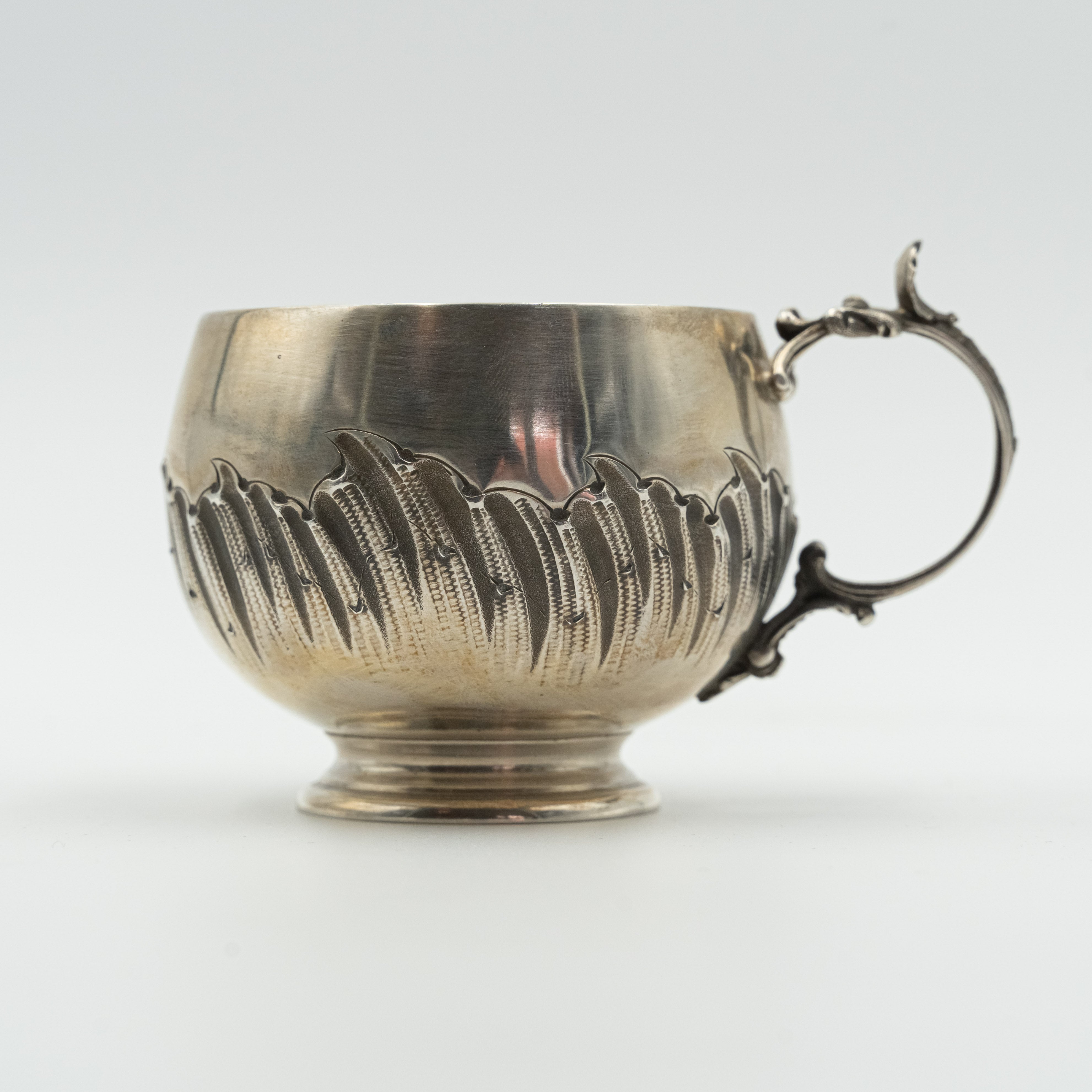 Taza de té francesa antigua de plata con platillo
